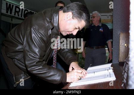 Mr. John Politi, Air Force Association National President, Autogramm ist das Gästebuch des Museums auf der Fairchild Air Force Base, Washington, am 31. Januar 2001. Basis: Luftwaffenstützpunkt Fairchild Bundesstaat: Washington (WA) Land: Vereinigte Staaten von Amerika (USA) Stockfoto