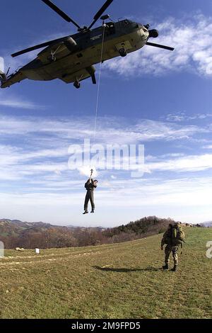 ADAM Cuquet, Zweiter Oberleutnant DER US-Luftwaffe, 510. Kampfgeschwader-Pilot des Luftwaffenstützpunkts Aviano, Italien, praktiziert während einer gemeinsamen NATO-Such- und Rettungsübung mit dem 83. Such- und Rettungstrupp der italienischen Luftwaffe in Rimini, Italien, einen Helikopter für die Bergung der Luftwaffe. Die Mission ermöglicht es den beiden Ländern, Verfahren in die Praxis umzusetzen, mit denen die Such- und Rettungsfähigkeiten aufrechterhalten werden. Stützpunkt: Luftwaffenstützpunkt Aviano Staat: Pordenone Land: Italien (ITA) Stockfoto