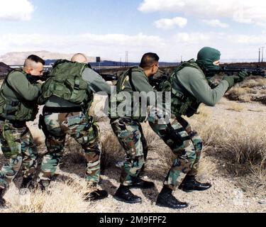 Mitglieder des Spezialeinsatzteams des Marschallbüros der Marine Corps Logistics Base (MCLB), Barstow, Kalifornien, trainieren auf dem MCLB-Schießstand. Die Marines feuern deutsche Heckler und Koch 5,56 mm HK53 Short Assault Gewehre ab. Basis: USMC Logistics Base, Barstow Bundesstaat: Kalifornien (CA) Land: Vereinigte Staaten von Amerika (USA) Stockfoto