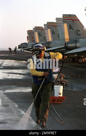 Aviation Boatswain's Mate (Handler), dritte Klasse William Watford, spült das Cockpit zur Vorbereitung auf Nachtflüge herunter. TRUMAN ist im Arabischen Golf auf Station zur Unterstützung der Operation SOUTHERN WATCH (OSW). OSW ist die Mission, die die Koalition durchsetzt, die im Süden eine Flugverbotszone über dem Irak verhängt hat. Betreff Betrieb/Serie: SÜDLICHE WACHSTATION: USS Harry S. Truman (CVN 75) Stockfoto