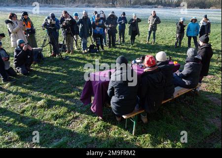 Erkelenz, Deutschland. 18. Januar 2023. Aktivisten sitzen auf dem Podium bei einer Pressekonferenz über die Proteste in Lützerath. Kredit: Henning Kaiser/dpa/Alamy Live News Stockfoto