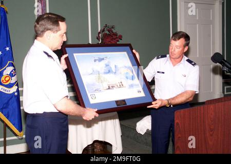 Oberst Dana T. Atkins (rechts) der US Air Force präsentiert General Mark A. Welsh III., einen gerahmten Lithografen-Repräsentanten des Luftwaffenstützpunkts Shaw, South Carolina, nach GENERAL Welshs Rede über seine Erfahrungen während der Operation DESERT STORM. GEN Welsh ist Kommandant der Kadetten und Kommandant, 34. Trainingsflügel, US Air Force Academy, Colorado Springs, Colorado. Betrifft Operation/Serie: WÜSTENSTURMSTÜTZPUNKT: Luftwaffenstützpunkt Shaw Bundesstaat: South Carolina (SC) Land: Vereinigte Staaten von Amerika (USA) Stockfoto