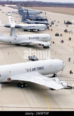 Auf dem Luftwaffenstützpunkt Shaw, South Carolina, befinden sich Flugzeugtypen, die am Sieg der Operation DESERT STORM Coalition über den Irak teilgenommen haben. Hier (Vorder- bis Hintergrund) befinden sich ein E-8A J-STARS, E-3B AWACS, RC-135 Nietverbindung, EC-130 ABCCC, MC-130 Combat Talon II, AC-130H Spectre Gunship, KC-10A Extender und B-52H Stratofortress. Die Flugzeuge versammelten sich auf der Shaw AFB für die Siegesfeier zum 10. Jahrestag des Desert Storm und für das Air Tattoo. Betrifft Operation/Serie: WÜSTENSTURMSTÜTZPUNKT: Luftwaffenstützpunkt Shaw Bundesstaat: South Carolina (SC) Land: Vereinigte Staaten von Stockfoto