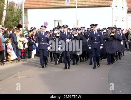 Die United States Air Forces Europe Band, Sembach Air Station, Deutschland, unter der Leitung von US Air Force Lieutenant Colonel Dennis Layendecker, marschiert stolz durch die Straßen von Ramstein Village, Deutschland. Die Feierlichkeiten waren Teil einer deutschen Feier namens Fausching. (Doppeltes Bild, siehe auch DF-SD-02-01405 oder suchen Sie nach 010227-F-7920M-511). Stützpunkt: Luftwaffenstützpunkt Ramstein Bundesland Rheinland-Pfalz Land: Deutschland / Deutschland (DEU) Stockfoto