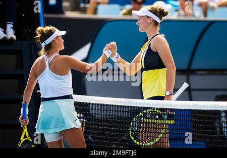 Sara Bejlek aus der Tschechischen Republik und Barbora Krejcikova aus der Tschechischen Republik in Aktion während der ersten Runde der Australian Open 2023, Grand Slam Tennis Turnier am 16. Januar 2023 in Melbourne, Australien - Foto: Rob Prange/DPPI/LiveMedia Stockfoto