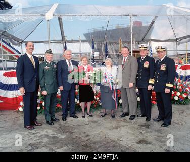 Offizielle Taufe des militärischen Sealift-Kommandos (MSC), strategisches Schwertransportschiff USNS POMEROY (T-AKR-316). Von links nach rechts: Richard H. Vortmann, Präsident, NASSCO; US Army Brigadier General Edward T. Buckley Jr., Assistant Division Commander 7. Infanterie Division; James C. Scott, MASTER of Ceremonies, Vice President, NASSCO; Frau Arlene May Pomeroy Castle, Sponsorin des Schiffes; Frau Nancy Pomeroy, Trauzeugin; Kongressabgeordneter Randy Duke Cunningham von Kalifornien, 51. Bezirk; Vizeadmiral der US-Marine Gordon S. Holder, Commander MSC; Konteradmiral Dennis G. Morral, Navy Program Executive for Exp Stockfoto