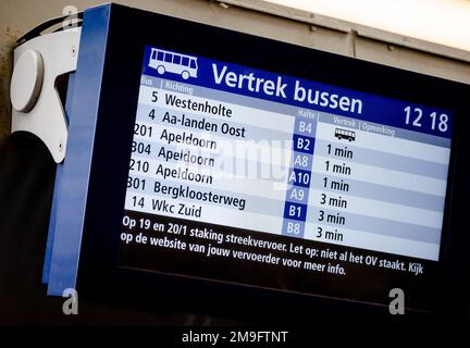 ZWOLLE - Ein Bildschirm informiert Reisende über den bevorstehenden Streik. Tausende von Busfahrern, Fahrern und Dirigenten im Regionalverkehr werden am Donnerstag und Freitag ihre Arbeit einstellen. Die Maßnahme schließt sich an eine Tarifvereinbarung zwischen Gewerkschaften und Arbeitgebern an. ANP SEM VAN DER WAL niederlande raus - belgien raus Stockfoto