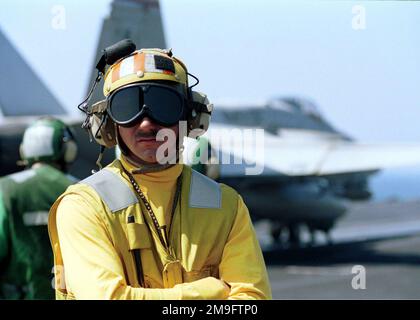 US Navy Aviation Boatswain's Mate (Handler) First Class Shawn Hamp beobachtet das Cockpit während des Flugbetriebs an Bord der USS HARRY S. TRUMAN (CVN 75). Hanp ist während des Flugbetriebs der „deck Caller“ und sorgt durch Handzeichen für eine ordnungsgemäße Kommunikation zwischen dem Handler und den Direktoren im Cockpit. Truman ist auf der Station, um die Operation SOUTHERN WACHE zu unterstützen. Betreff Betrieb/Serie: SÜDLICHE WACHSTATION: USS Harry S. Truman (CVN 75) Stockfoto