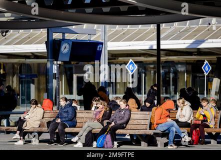 ZWOLLE - auf dem Bahnsteig warten Reisende. Tausende von Busfahrern, Fahrern und Dirigenten im Regionalverkehr werden am Donnerstag und Freitag ihre Arbeit einstellen. Die Maßnahme schließt sich an eine Tarifvereinbarung zwischen Gewerkschaften und Arbeitgebern an. ANP SEM VAN DER WAL niederlande raus - belgien raus Stockfoto