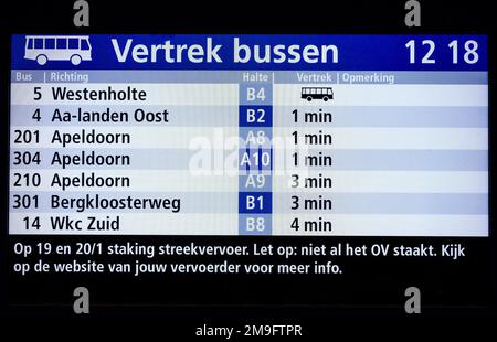 ZWOLLE - Ein Bildschirm informiert Reisende über den bevorstehenden Streik. Tausende von Busfahrern, Fahrern und Dirigenten im Regionalverkehr werden am Donnerstag und Freitag ihre Arbeit einstellen. Die Maßnahme schließt sich an eine Tarifvereinbarung zwischen Gewerkschaften und Arbeitgebern an. ANP SEM VAN DER WAL niederlande raus - belgien raus Stockfoto