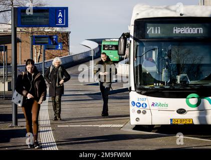 ZWOLLE - Reisende an der Bushaltestelle. Tausende von Busfahrern, Fahrern und Dirigenten im Regionalverkehr werden am Donnerstag und Freitag ihre Arbeit einstellen. Die Maßnahme schließt sich an eine Tarifvereinbarung zwischen Gewerkschaften und Arbeitgebern an. ANP SEM VAN DER WAL niederlande raus - belgien raus Stockfoto