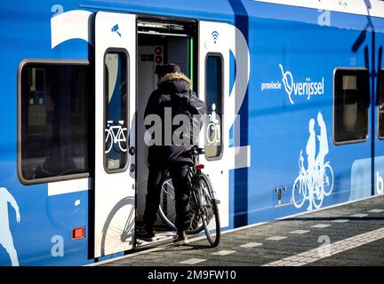 ZWOLLE - Ein Reisender steigt in einen Regionalzug der Fluggesellschaft Keolis. Tausende von Busfahrern, Fahrern und Dirigenten im Regionalverkehr werden am Donnerstag und Freitag ihre Arbeit einstellen. Die Maßnahme schließt sich an eine Tarifvereinbarung zwischen Gewerkschaften und Arbeitgebern an. ANP SEM VAN DER WAL niederlande raus - belgien raus Stockfoto