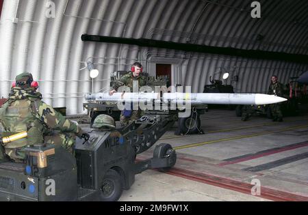 US Air Force SENIOR Airmen Michael Bylica und US Air Force SENIOR AIRMAN David Olmstead vom 35. Kampfgeschwader, 8. Kampfflügel, Kunsan Air Base, Republik Korea, bereiten sich auf das Hochladen einer AIM-120 Air-to-Air-Rakete vor. Die Mitarbeiter des Luftwaffenstützpunktes Kunsan nehmen an einer Beverly Bearcat Operational Readiness Inspection Teil. Basis: Land des Luftwaffenstützpunkts Kunsan: Republik Korea (KOR) Stockfoto