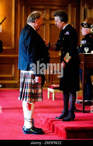 Alan Rough aus Glasgow wird von der Prinzessin Royal im Palast von Holyroodhouse zum Mitglied des Ordens des britischen Reiches ernannt. Die Ehrung würdigt die Dienste für Association Football und Wohltätigkeitsorganisationen in Schottland während einer Einweihungszeremonie im Palace of Holyroodhouse, Edinburgh. Bilddatum: Mittwoch, 18. Januar 2023. Stockfoto