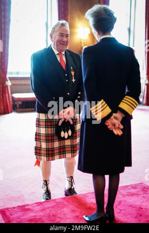 Alan Rough aus Glasgow wird von der Prinzessin Royal im Palast von Holyroodhouse zum Mitglied des Ordens des britischen Reiches ernannt. Die Ehrung würdigt die Dienste für Association Football und Wohltätigkeitsorganisationen in Schottland während einer Einweihungszeremonie im Palace of Holyroodhouse, Edinburgh. Bilddatum: Mittwoch, 18. Januar 2023. Stockfoto