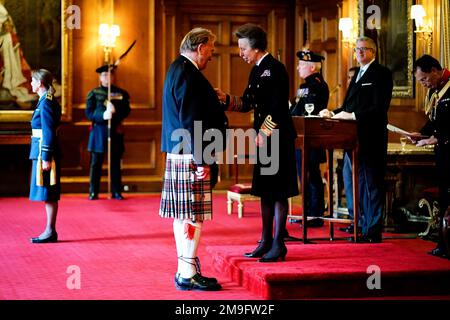 Alan Rough aus Glasgow wird von der Prinzessin Royal im Palast von Holyroodhouse zum Mitglied des Ordens des britischen Reiches ernannt. Die Ehrung würdigt die Dienste für Association Football und Wohltätigkeitsorganisationen in Schottland während einer Einweihungszeremonie im Palace of Holyroodhouse, Edinburgh. Bilddatum: Mittwoch, 18. Januar 2023. Stockfoto