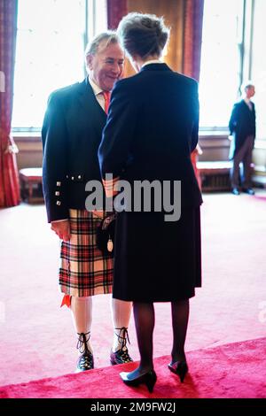 Alan Rough aus Glasgow wird von der Prinzessin Royal im Palast von Holyroodhouse zum Mitglied des Ordens des britischen Reiches ernannt. Die Ehrung würdigt die Dienste für Association Football und Wohltätigkeitsorganisationen in Schottland während einer Einweihungszeremonie im Palace of Holyroodhouse, Edinburgh. Bilddatum: Mittwoch, 18. Januar 2023. Stockfoto