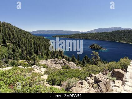 Der Blick auf Emerald Bay, die einzige Bucht am Lake Tahoe und Fannette Island, die einzige Insel, die von einigen als die meistfotografierte Insel der Erde bezeichnet wird. Stockfoto