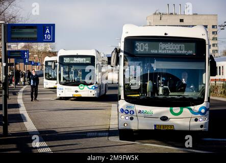 ZWOLLE - Busse vom RRReis Director auf dem Busbahnhof. Tausende von Busfahrern, Fahrern und Dirigenten im Regionalverkehr werden am Donnerstag und Freitag ihre Arbeit einstellen. Die Maßnahme schließt sich an eine Tarifvereinbarung zwischen Gewerkschaften und Arbeitgebern an. ANP SEM VAN DER WAL niederlande raus - belgien raus Stockfoto