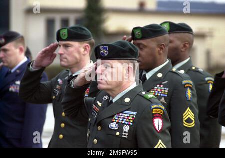 Vier Soldaten der US Army Special Forces Green Berets salutieren während der Zeremonie der gefallenen Soldaten auf dem Luftwaffenstützpunkt Ramstein. Bei der Zeremonie werden die sechs Soldaten der Koalition geehrt, die am 12. März 2001 bei Übungen in Kuwait getötet wurden. (Doppeltes Bild, siehe auch DFSD0202957 oder suchen Sie nach 010315F2454T504). Stützpunkt: Luftwaffenstützpunkt Ramstein Bundesland Rheinland-Pfalz Land: Deutschland / Deutschland (DEU) Stockfoto