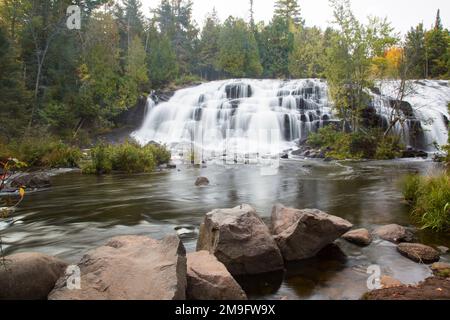 Wasserfall in einem Wald, Bond Falls, Ontonagon River, Ontonagon County, Michigan, USA Stockfoto