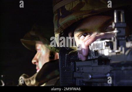 US Air Force AIRMAN First Class William Maddox, 51. Sicherheitsgeschwader, Osan Air Base, Republik Korea, mans an M-60 Maschinengewehr in Verteidigungsposition während Osans Operational Readiness Inspection (ORI). Basis: Osan Air Base Country: Republik Korea (KOR) Stockfoto