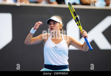 Sara Bejlek aus der Tschechischen Republik im Kampf gegen Barbora Krejcikova aus der Tschechischen Republik während der ersten Runde des Australian Open 2023, Grand Slam Tennis Turnier am 16. Januar 2023 in Melbourne, Australien - Foto: Rob Prange/DPPI/LiveMedia Stockfoto