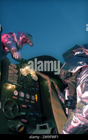 US Air Force SENIOR AIRMAN Keeman O'Donnel und US Air Force STAFF Sergeant Karl Wiegand, Firefighters, 51. Civil Engineering Squadron, Osan Air Base, Republik Korea, in Schutzkleidung, verladen Schläuche wieder auf einen Löschwagen, nachdem sie ein Feuer während der Operational Readiness Inspection von Osan erfolgreich gelöscht haben. Basis: Osan Air Base Country: Republik Korea (KOR) Stockfoto