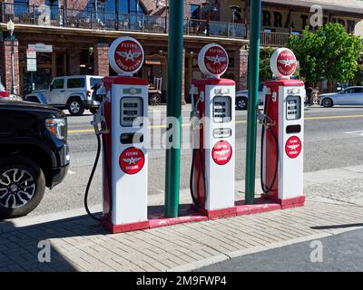 Eine gut erhaltene Tankstelle und ein Art déco-Gebäude aus den 1940er und 1950er Jahren an der Donner Pass Road in der Stadt Truckee, Nevada County, Kalifornien. Stockfoto