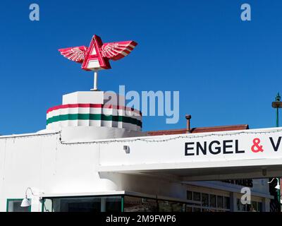 Eine gut erhaltene Tankstelle und ein Art déco-Gebäude aus den 1940er und 1950er Jahren an der Donner Pass Road in der Stadt Truckee, Nevada County, Kalifornien. Stockfoto