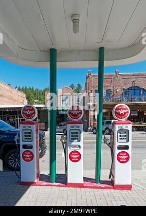 Eine gut erhaltene Tankstelle und ein Art déco-Gebäude aus den 1940er und 1950er Jahren an der Donner Pass Road in der Stadt Truckee, Nevada County, Kalifornien. Stockfoto