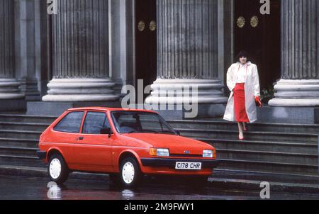 Frau mit einem 1985 Ford Fiesta in der City of London UK Stockfoto