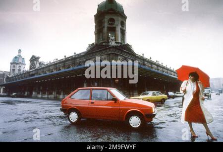 Frau mit einem 1985 Ford Fiesta in der City of London UK Stockfoto