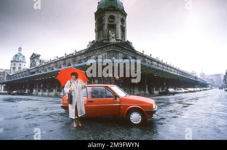 Frau mit einem 1985 Ford Fiesta in der City of London UK Stockfoto