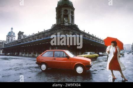 Frau mit einem 1985 Ford Fiesta in der City of London UK Stockfoto