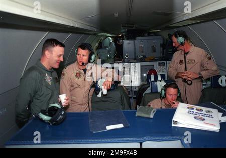 GENERAL des US Marine Corps Carlton W. Fulford Jr., Stellvertretender Oberbefehlshaber des europäischen Kommandos, (links) erhält eine Einweisung von Oberstleutnant Jim Eisenhart vom kanadischen Luftwaffenkommando, 962. Luftkontrollstaffel, Luftwaffenstützpunkt Elmendorf, Alaska, an Bord eines Flugzeugs der US Air Force E-3 Sentry Airborne Warning and Control System (AWACS), Fliege zur Unterstützung der Operation NORTHERN WATCH zur Durchsetzung der Flugverbotszone über Nordirak. Betreff Operation/Serie: NÖRDLICHE WACHSTATION: Luftwaffenstützpunkt Incirlik, Land Adana: Türkei (TUR) Stockfoto