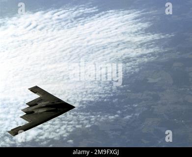 Eine Luft-zu-Luft-Aufnahme eines US Air Force B-2 Spirit Bomber-Flugzeugs während einer Trainingsübung. Der B-2 Spirit ist ein Mehrrollenbomber, der sowohl konventionelle als auch nukleare Munition transportieren kann. Basis: Luftwaffenstützpunkt McGuire Bundesstaat: New Jersey (NJ) Land: Vereinigte Staaten von Amerika (USA) Stockfoto