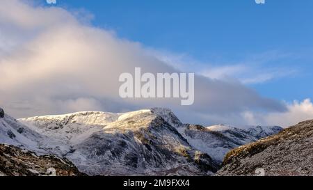 Ein schneebedecktes Porträt von Elidir Fawr im Snowdonia-Nationalpark, Nordwales Stockfoto