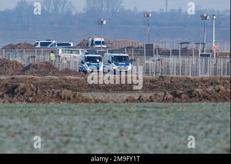 Erkelenz, Deutschland. 18. Januar 2023. Polizeiautos stehen im Dorf Lützerath. Nach der Räumung der Klimaaktivisten soll das Dorf nun Platz für den Braunkohlebergbau machen. Kredit: Henning Kaiser/dpa/Alamy Live News Stockfoto