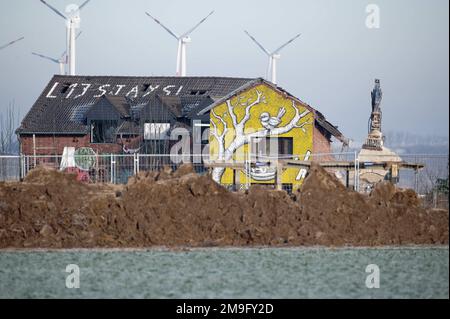 Erkelenz, Deutschland. 18. Januar 2023. Bagger zerstören die letzten Häuser des Dorfes Lützerath. Nach der Räumung der Klimaaktivisten soll das Dorf nun Platz für den Braunkohlebergbau machen. Kredit: Henning Kaiser/dpa/Alamy Live News Stockfoto