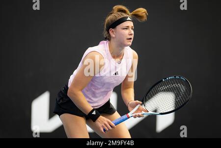 Karolina Muchova aus der Tschechischen Republik im Kampf gegen Lesia Tsurenko aus der Ukraine während der ersten Runde des 2023 Australian Open, Grand-Slam-Tennisturniers am 16. Januar 2023 in Melbourne, Australien - Foto: Rob Prange/DPPI/LiveMedia Stockfoto