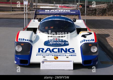 Einer von acht noch existierenden Porsche 956-007 Gruppe C Rennwagen, dieser hier, gefahren von Derek Bell und Stefen Bellof im Silverstone Classic Stockfoto