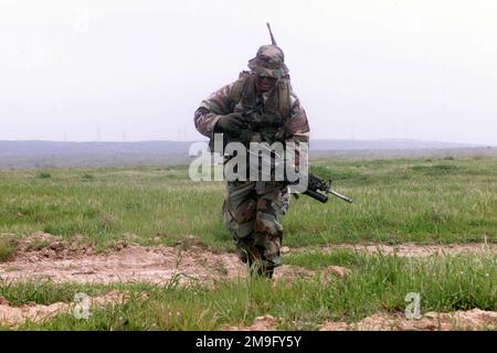 US Marine Corps (USMC) Lance Corporal (LCPL), Chris Castro, Forward Observer, zugewiesen zu C/Company, 3. Light Armored Reconnaissance (LAR) Bataillon, 1. Marine Division, trägt ein 5,56 mm M16A2 Sturmgewehr mit einem 40mm M203 Granatenwerfer, während einer Feldübung, Teil des ÜBUNGSKERNELS BLITZ 2001. Betreff Betrieb/Serie: KERNEL BLITZ 2001 Base: Marine Corps Base Camp Pendleton Bundesstaat: Kalifornien (CA) Land: Vereinigte Staaten von Amerika (USA) Stockfoto