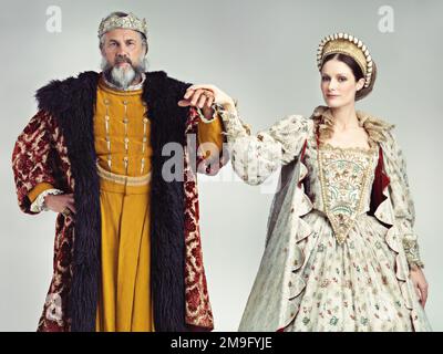 Liebe, viktorianisch und Paar mit König und Königin für Renaissance, Könige und Vintage in England. Vintage, Luxus und Fantasie mit Porträt von Mensch und Stockfoto