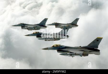 Luftaufnahme einer vier-Schiff-Keilformation der US Air Force F-16C Falcon aus dem 8. Fighter Wing 'Wolf Pack', Kunsan ab, Republik Korea. Die Flugzeuge sind mit AGM-88-Harms (Hochgeschwindigkeitsabstrahlungsraketen), AIM-9-Sidewinder-Raketen und AIM-120-AMRAAMs (fortgeschrittene Luft-Luft-Mittelstrecken-Rakete) ausgerüstet. Basis: Land des Luftwaffenstützpunkts Kunsan: Republik Korea (KOR) Stockfoto