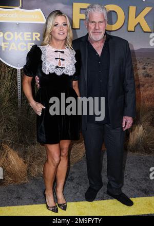 Hollywood, Usa. 17. Januar 2023. HOLLYWOOD, LOS ANGELES, KALIFORNIEN, USA - JANUAR 17: Allison Dunbar und Ron Perlman treffen am 17. Januar 2023 auf der Hollywood Post 43 im Hollywood Legion Theater in Hollywood, Los Angeles, Kalifornien, USA auf der Premiere von Peacocks „Pokerface“ Staffel 1 in Los Angeles ein. (Foto: Rudy Torres/Image Press Agency) Kredit: Image Press Agency/Alamy Live News Stockfoto