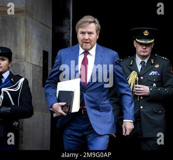 Amsterdam. 18. Januar 2023. König Willem-Alexander verlässt den Königspalast nach dem traditionellen Neujahrsempfang. Nachdem das königliche Paar zuvor Gäste aus Politik und öffentlicher Verwaltung empfangen hat, wird es heute ausländische Diplomaten und Vertreter internationaler Organisationen mit Sitz in den Niederlanden empfangen. Kredit: ANP/Alamy Live News Stockfoto