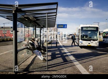 ZWOLLE - Reisende warten auf dem Busbahnhof. Tausende von Busfahrern, Fahrern und Dirigenten im Regionalverkehr werden am Donnerstag und Freitag ihre Arbeit einstellen. Die Maßnahme schließt sich an eine Tarifvereinbarung zwischen Gewerkschaften und Arbeitgebern an. ANP SEM VAN DER WAL niederlande raus - belgien raus Stockfoto