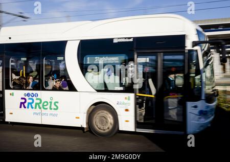 ZWOLLE - Ein Bus vom Regionalunternehmen RRReis auf dem Busbahnhof. Tausende von Busfahrern, Fahrern und Dirigenten im Regionalverkehr werden am Donnerstag und Freitag ihre Arbeit einstellen. Die Maßnahme schließt sich an eine Tarifvereinbarung zwischen Gewerkschaften und Arbeitgebern an. ANP SEM VAN DER WAL niederlande raus - belgien raus Stockfoto