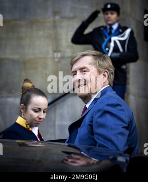 Amsterdam. 18. Januar 2023. König Willem-Alexander verlässt den Königspalast nach dem traditionellen Neujahrsempfang. Nachdem das königliche Paar zuvor Gäste aus Politik und öffentlicher Verwaltung empfangen hat, wird es heute ausländische Diplomaten und Vertreter internationaler Organisationen mit Sitz in den Niederlanden empfangen. Kredit: ANP/Alamy Live News Stockfoto